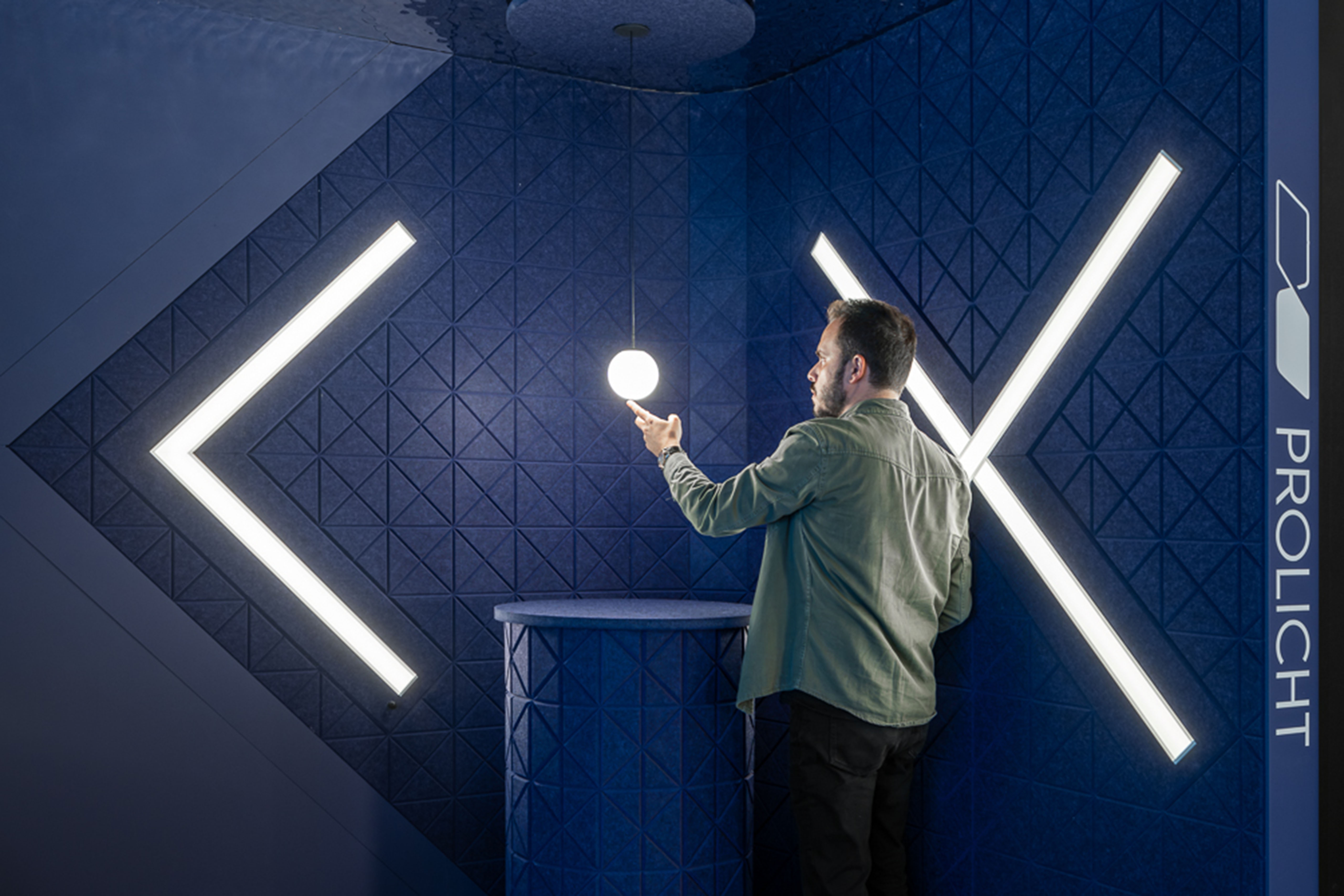 Light24 Prolicht 2024 Slider Recessed Bilo Akustik Muster Messe Person (1)