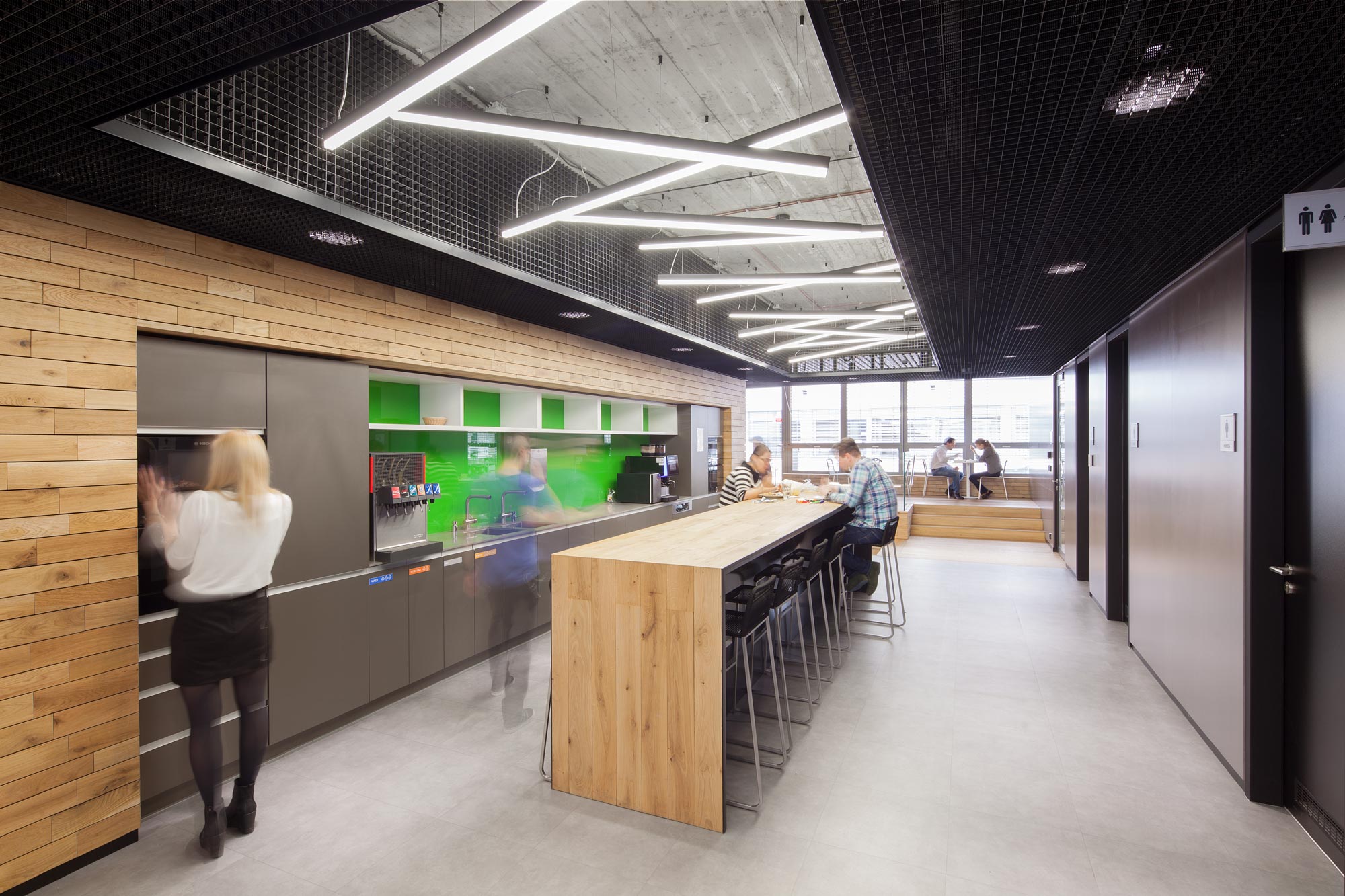 Solution d'éclairage moderne pour les espaces de loisirs. Systèmes de profilés disposés de manière chaotique au plafond. Cuisine pour les enseignants dans une école.