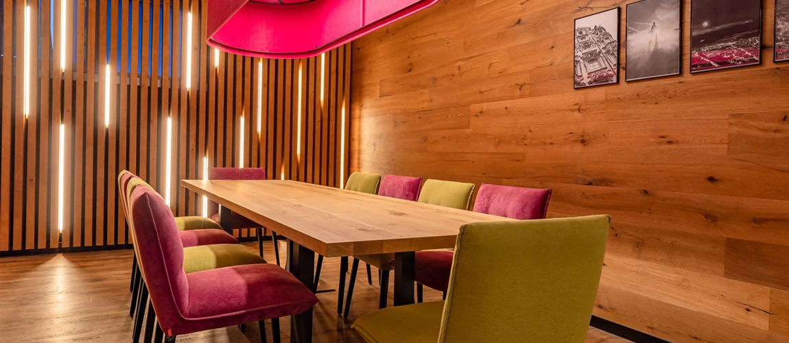 Iluminação com absorção de som para um ambiente silencioso na cantina.