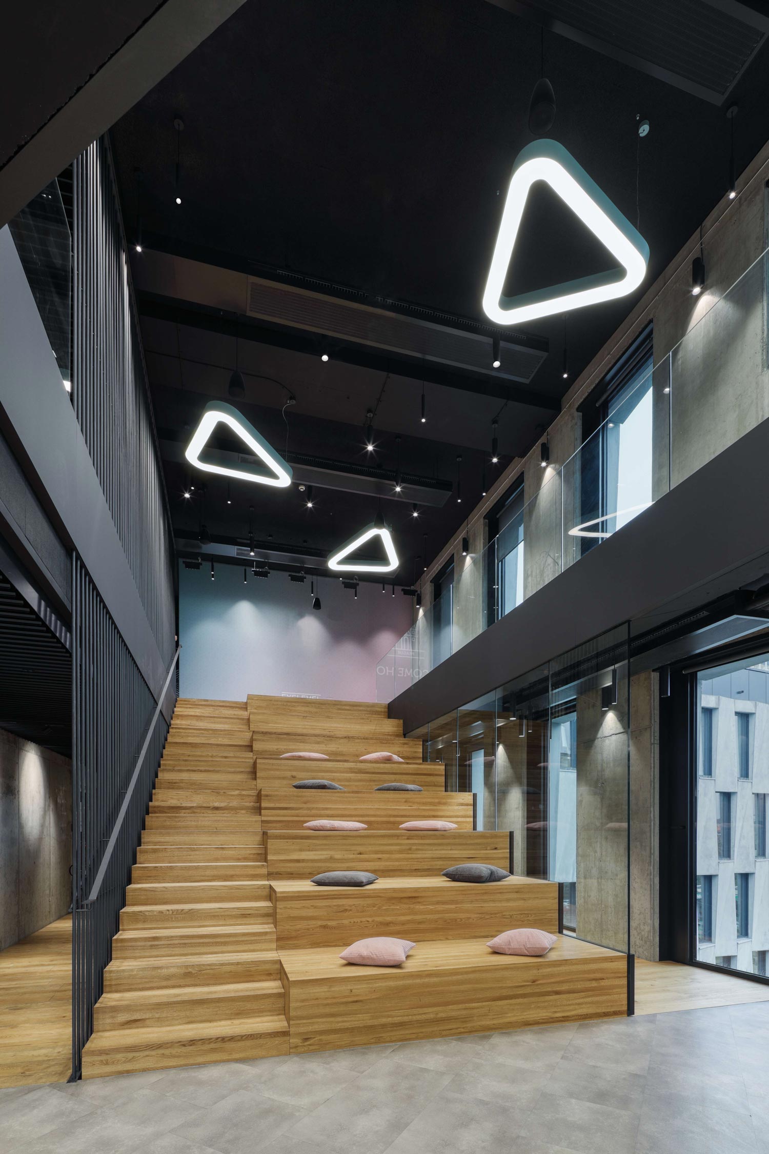 Luminaire acoustique avec propriétés d'absorption acoustique pour une meilleure acoustique des salles dans les écoles