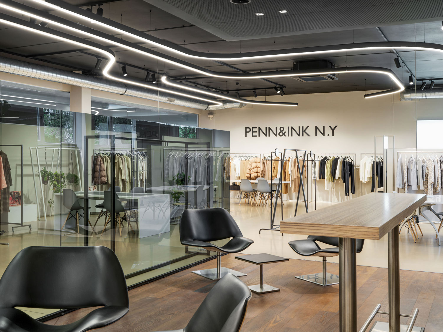 Super-G Slim – Système de profilés flexible aux courbes organiques dans une agence de mode