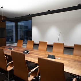 Système de profilés HYPRO LED pour l'éclairage architectural dans une salle de réunion moderne