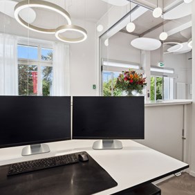 Office Buero Arbeitsplatz Rezeption Eingangsbereich Buerogebaeude Durchgang Pendelleuchte Glorious Bilo